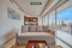 Appartement, 1 trĂšs grand lit et 1 canapĂ©-lit, cuisine, vue sur lâocĂ©an (Dsire 402) | Aire de sĂ©jour | TĂ©lĂ©viseur Ă Ă©cran plat de 42 po avec tĂ©lĂ©vision numĂ©rique