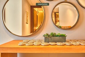 Appart'hôtel, 1 très grand lit et 1 canapé-lit, bain à remous, vue océan (Dsire 402) | Intérieur
