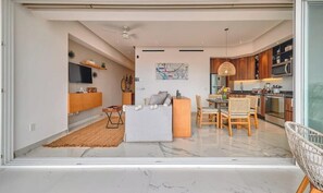 Appart'hôtel, 1 très grand lit et 1 canapé-lit, bain à remous, vue océan (Dsire 402) | Coin séjour