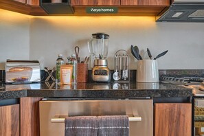 Appart'hôtel, 1 très grand lit et 1 canapé-lit, bain à remous, vue océan (Dsire 402) | Cuisine privée