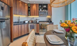 Appart'hôtel, 1 très grand lit et 1 canapé-lit, bain à remous, vue océan (Dsire 402) | Cuisine privée
