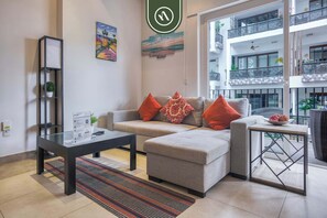 Apartment, 1 King-Bett, Küche, Bergblick (Zenith 306) | Wohnbereich | 42-Zoll-Flachbildfernseher mit Digitalempfang