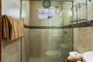 Apartamento, 1 cama de matrimonio con sofá cama, balcón, vistas a la montaña (Loft 256 502) | Baño | Toallas