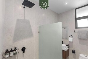 Condo, 1 cama Queen size, Terraza, vista al océano (Casa Galeana 404) | Baño | Toallas 