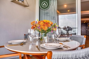 Studio, 1 King Bed with Sofa bed, Kitchen, Ocean View (Harbor 171 Torre Sur 8010) | Dining