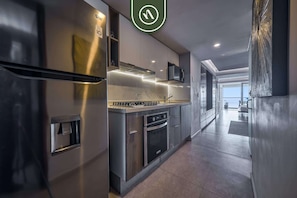 Studio, 1 King Bed with Sofa bed, Kitchen, Ocean View (Harbor 171 Torre Sur 8010) | Private kitchen
