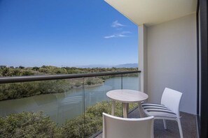 Appartement, plusieurs lits, balcon, vue océan (MIO RESIDENCES 306 AB-2BR) | Vue de la chambre
