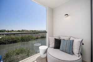 อพาร์ทเมนท์, หลายเตียง, ระเบียง, วิวทะเล (MIO RESIDENCES 306 AB-2BR) | วิวจากห้องพัก