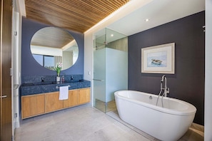 อพาร์ทเมนท์, หลายเตียง, ระเบียง, วิวทะเล (MIO RESIDENCES 306 AB-2BR) | ห้องน้ำ | ผ้าเช็ดตัว