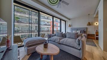 Condo, 1 cama King size, acceso a la alberca, vista a la playa (Nomada 5C) | Área de sala de estar