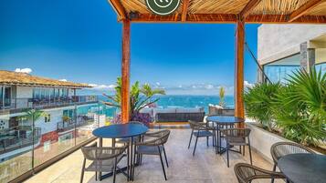 Condo, 1 cama King size, acceso a la alberca, vista a la playa (Nomada 5C) | Restaurante al aire libre