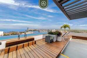 Appartement, 1 queensize bed met slaapbank, keuken, uitzicht op zee (Zoho Skies T3 703) | Terras