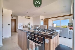 Appartement, 1 grand lit et 1 canapé-lit, baignoire à remous, vue sur l’océan (Zoho Skies T3 703) | Intérieur