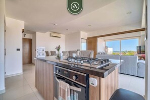 Appartement, 1 queensize bed met slaapbank, keuken, uitzicht op zee (Zoho Skies T3 703) | Interieur