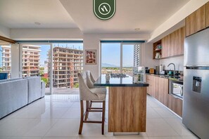 Appartement, 1 grand lit et 1 canapé-lit, baignoire à remous, vue sur l’océan (Zoho Skies T3 703) | Cuisine privée