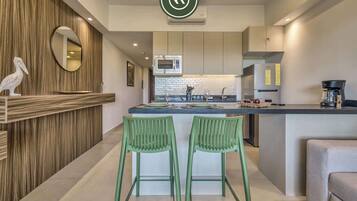 Departamento, 1 cama matrimonial y sofá cama, cocina, vista al campo de golf (Altamar 413) | Cocina privada | Cafetera y tetera y comedor