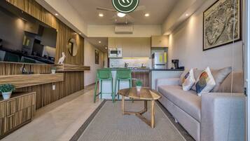 Departamento, 1 cama matrimonial y sofá cama, cocina, vista al campo de golf (Altamar 413) | Área de sala de estar | Televisión de pantalla plana de 42 pulgadas con canales digitales