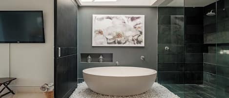 Condo, varias camas, balcón, vista al océano (Paramount Bay PH 5) | Baño | Toallas