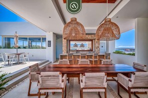 Departamento, varias camas, cocina, vista al océano (Pavilion Bucerias 205) | Restaurante al aire libre