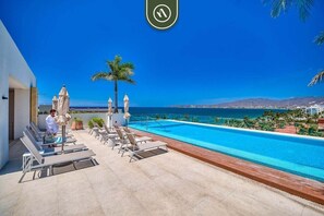 Outdoor pool - 2BR Condo With Rooftop Pool - 2 Min Walk to Beach (Bucerías)