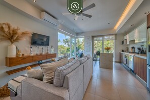 Departamento, varias camas, cocina, vista al océano (Pavilion Bucerias 205) | Área de sala de estar | Televisión de pantalla plana de 42 pulgadas con canales digitales