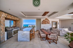 Departamento, varias camas, cocina, vista al océano (Pavilion Bucerias 205) | Restaurante al aire libre