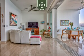 Appartement, plusieurs lits, cuisine, vue océan (Orchid 3E) | Coin séjour | Télévision à écran plat de 42 pouces avec chaînes numériques