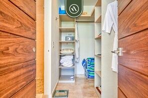 Apartment, Multiple Beds, Kitchen, Ocean View (Orchid 3E) | Interior