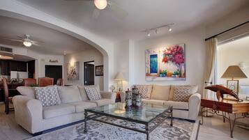 Căn hộ, nhiều giường, bếp, quang cảnh biển (Las Mañanitas LM C209) | Khu phòng khách | TV màn hình phẳng 42-inch có truyền hình kỹ thuật số