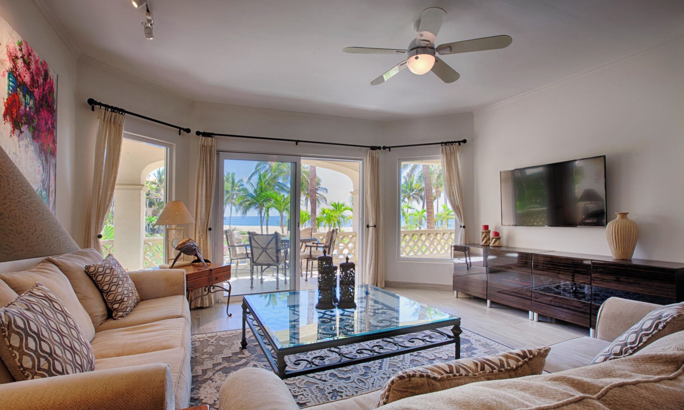 Departamento, varias camas, cocina, vista al océano (Las Mañanitas LM C209) | Área de sala de estar | Televisión de pantalla plana de 42 pulgadas con canales digitales 