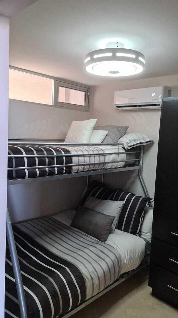 Apartamento, várias camas, sacada, vista para o oceano (Cascadas de Pedregal Cascadas 711) | 3 quartos, individualmente decorados, individualmente mobiliados
