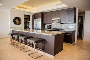 Apartamento, várias camas, sacada, vista para o oceano (Cascadas de Pedregal Cascadas 711) | Cozinha privada | Cafeteira/chaleira, mesas de jantar
