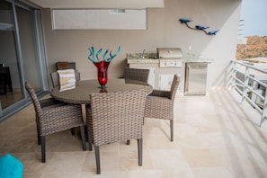 Apartamento, várias camas, sacada, vista para o oceano (Cascadas de Pedregal Cascadas 711) | Opções para refeição ao ar livre