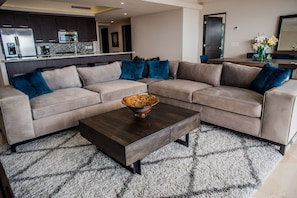 Apartamento, várias camas, sacada, vista para o oceano (Cascadas de Pedregal Cascadas 711) | Área de estar | TV de tela plana 42 polegadas com canais digitais