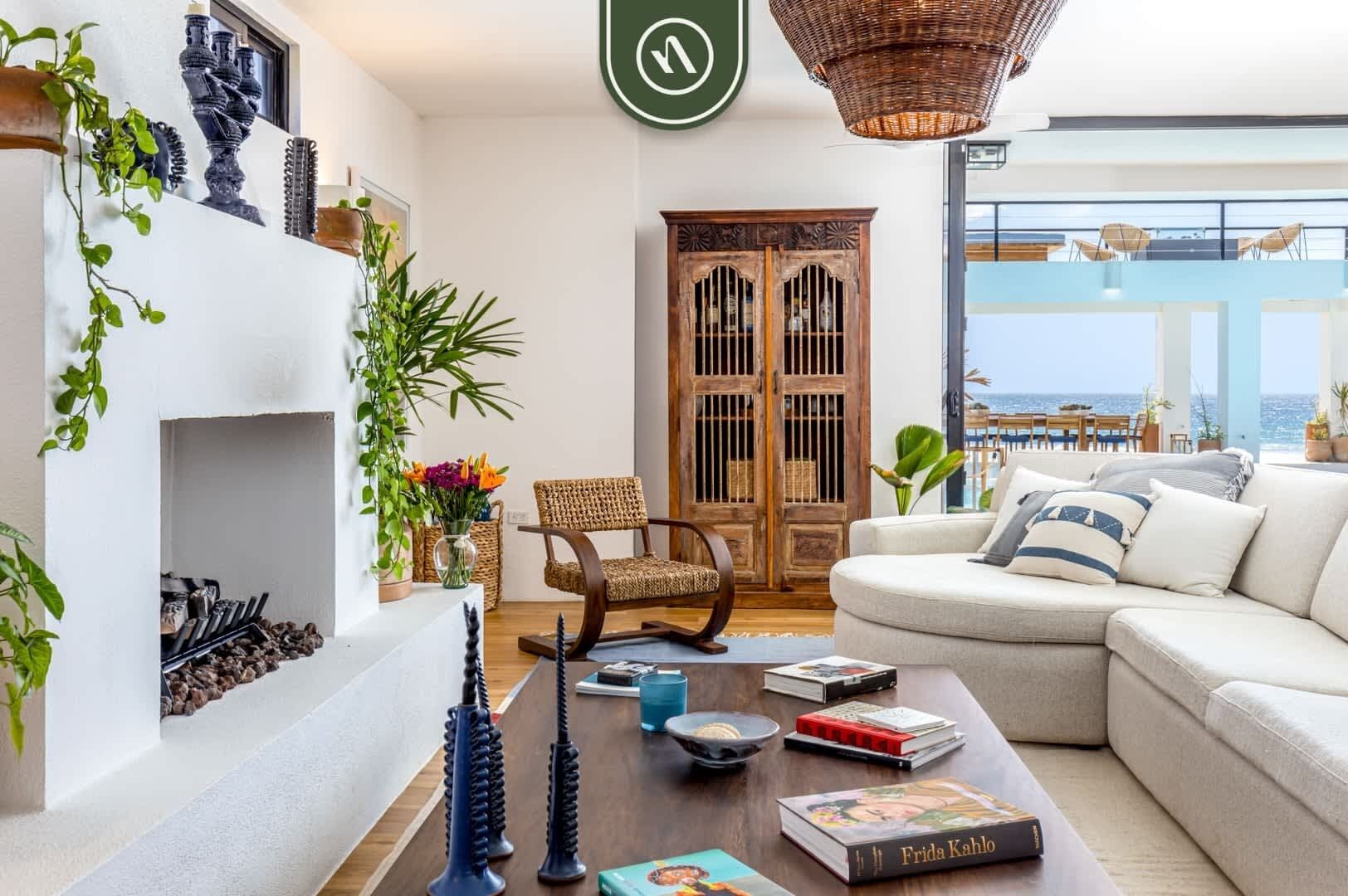 Villa, varias camas, acceso a la alberca, vista al océano (Casa Blanca Sur) | Área de sala de estar | Televisión de pantalla plana de 42 pulgadas con canales digitales 