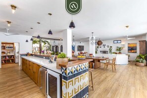 Villa, varias camas, acceso a la alberca, vista al océano (Casa Blanca Sur) | Interior