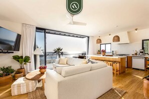 Villa, varias camas, acceso a la alberca, vista al océano (Casa Blanca Sur) | Área de sala de estar | Televisión de pantalla plana de 42 pulgadas con canales digitales