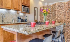 Suite estudio, 1 cama de matrimonio grande, bañera de hidromasaje, vistas al mar (V177 303) | Cocina privada | Mesa de comedor