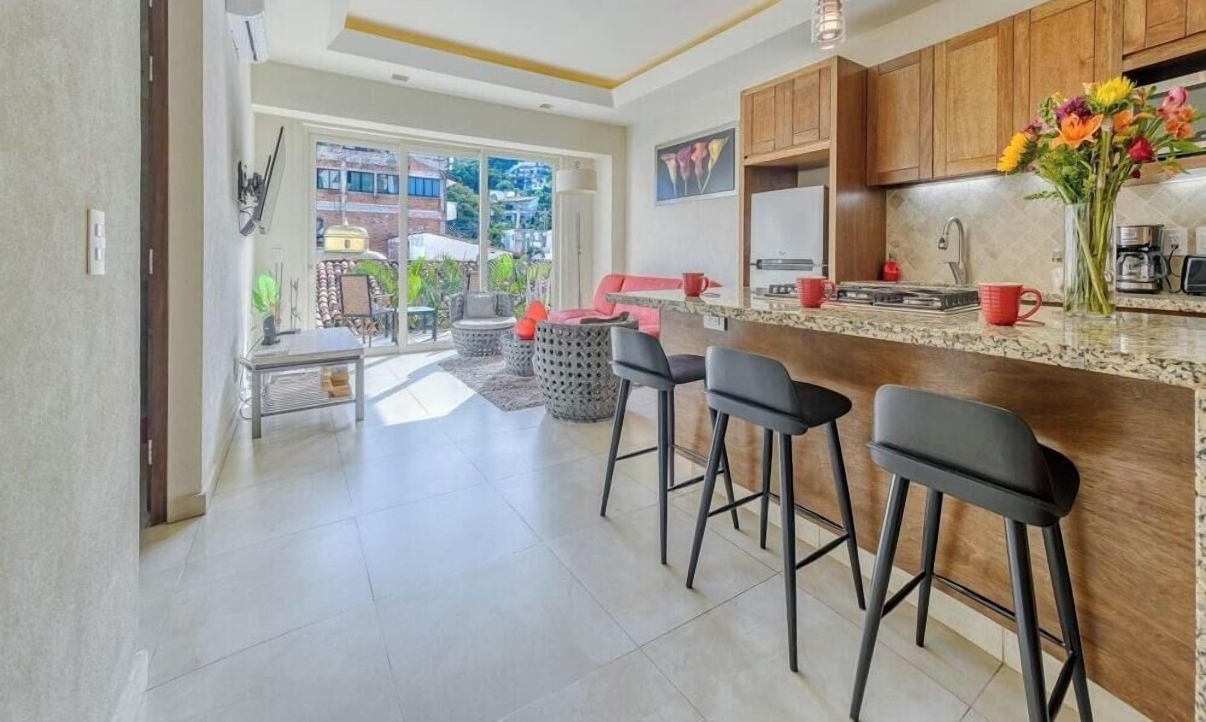 Studio Suite, 1 King Bed, Hot Tub, Ocean View (V177 303) | Interior