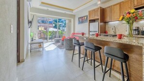 Studio Suite, 1 Tempat Tidur King, hot tub, pemandangan samudra (V177 303) | Interior