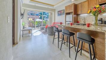 Studio Suite, 1 King Bed, Hot Tub, Ocean View (V177 303) | Interior