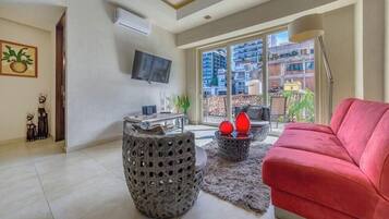 Studio Suite, 1 King Bed, Hot Tub, Ocean View (V177 303) | Living area | MP3 dock
