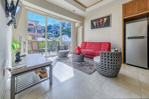 開放式客房, 1 張特大雙人床, 廚房, 海景 (V177 303) | 客廳 | 42 吋平面電視連數碼電視頻道、MP3 插座