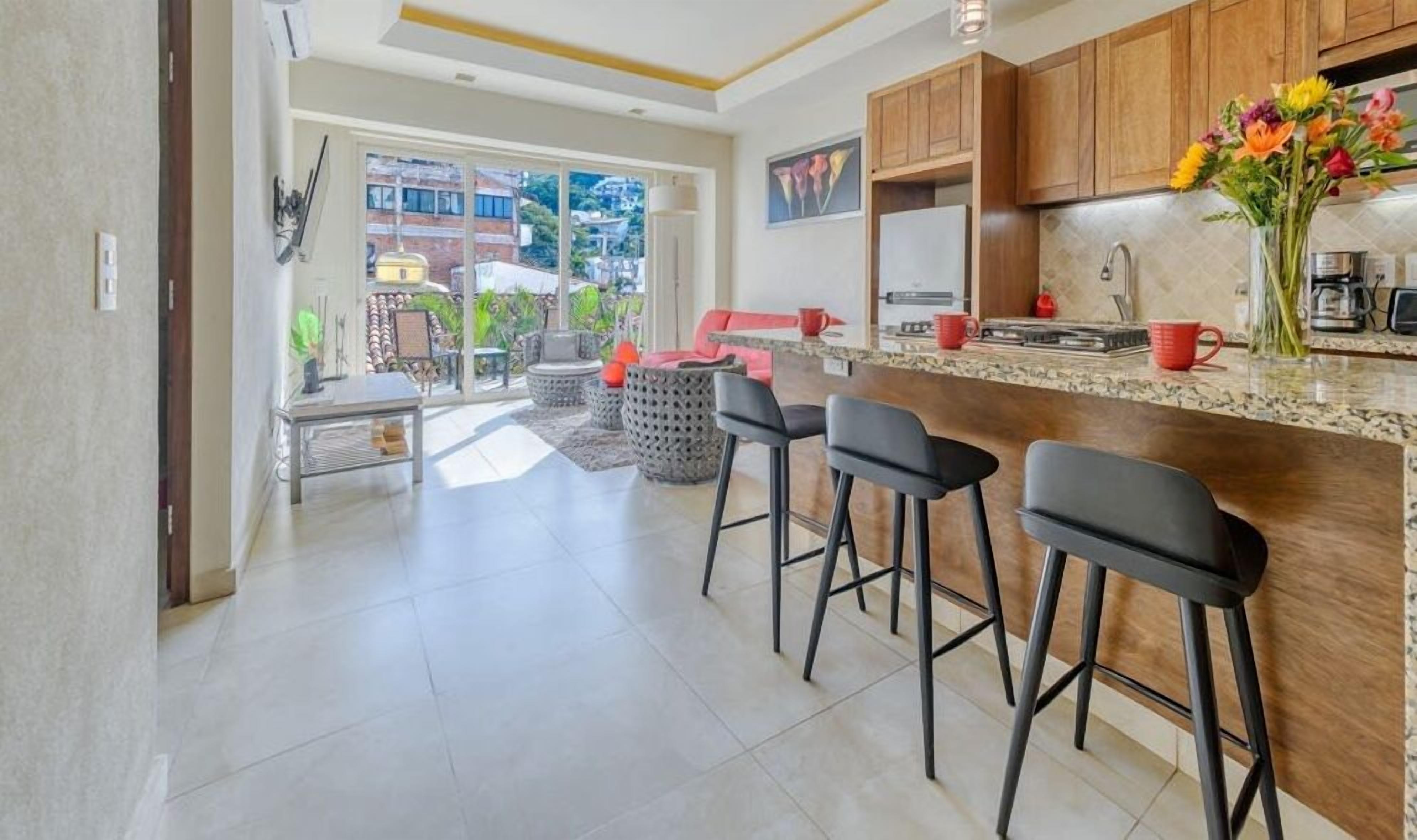 Studio, 1 giường cỡ king, bếp, quang cảnh biển (V177 303) | Bếp riêng | Dụng cụ pha cà phê/trà, bàn ăn 