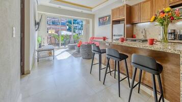 Cafetera/tetera, mesa de comedor