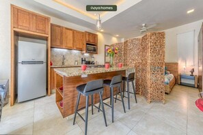 Studio, 1 très grand lit, cuisine, vue océan (V177 303) | Cuisine privée | Cafetière/bouilloire, tables à manger