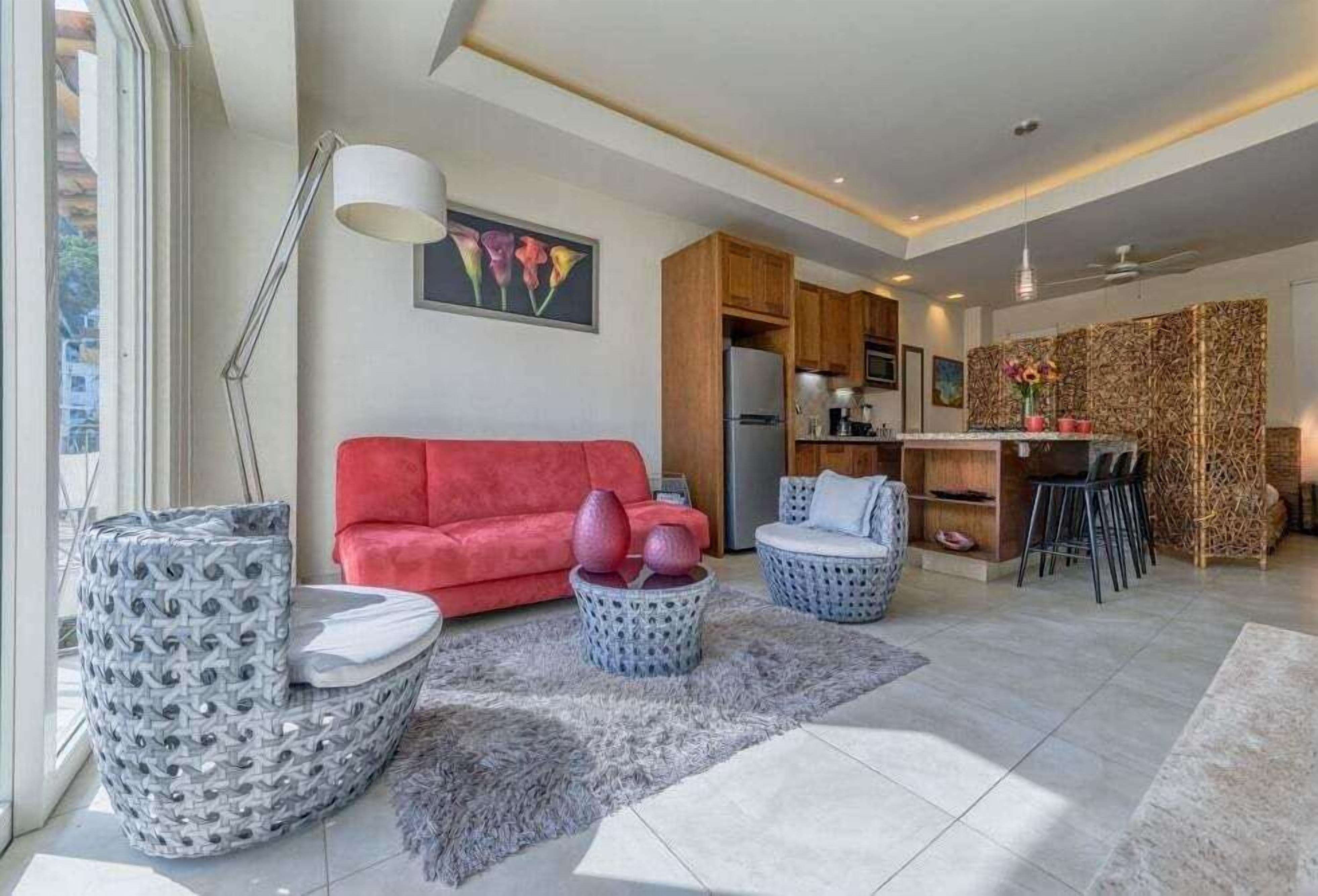 Estudio, 1 cama King size, cocina, vista al océano (V177 303) | Área de sala de estar | Televisión de pantalla plana de 42 pulgadas con canales digitales 