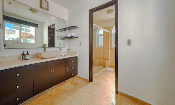 Casa, diversos llits, pati, vistes a la platja (Las Alamandas 7) | Bany | Tovalloles 