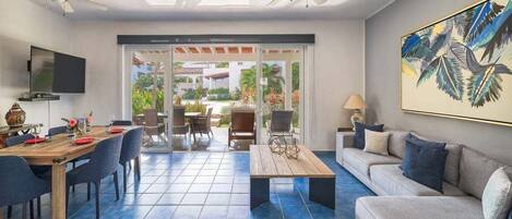 Casa, varias camas, patio, vista a la playa (Las Alamandas 7) | Área de sala de estar