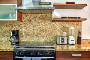 Casa, varias camas, patio, vista a la playa (Las Alamandas 7) | Cocina privada | Cafetera y tetera y comedor 